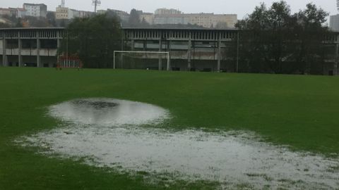 Inundaciones en un terreno de juego anexo al estadio de A Malata, en Ferrol.