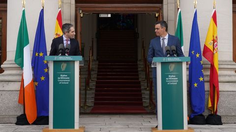El primer ministro de Irlanda, Simon Harris, y el presidente del Gobierno, Pedro Snchez, en una comparecencia conjunta en Dubln el pasado 12 de abril.