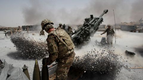 Soldados estadounidenses disparan obuses desde la base de Seprwan Ghar, en la provincia afgana de Kandahar