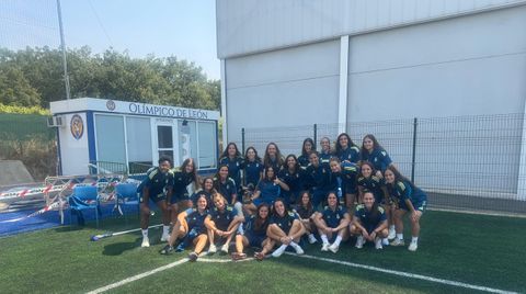 La plantilla del Real Oviedo femenino, con el trofeo del torneo