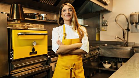 La chef Lucía Freitas, en la cocina de su restaurante, A Tafona, en Santiago