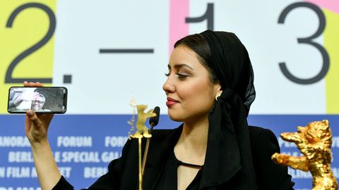 La actriz Baran Rasoulof, hija del cineasta iraní Mohammad Rasoulof, ganador del Oso de Oro al mejor filme por «There is no evil» conecta a su padre, retenido en su país, a través del teléfono móvil durante la rueda de prensa del palmarés de la 70.ª Berlinale