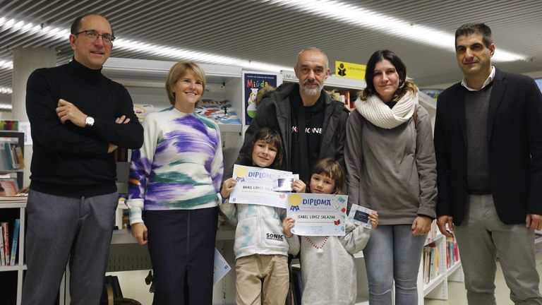 Los hermanos Isabel y Brais López Salazar recibieron el carné de superlector de la Biblioteca Nós.