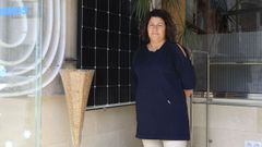 Laura Aldariz, junto a uno de los paneles fotovoltaicos que instala su empresa, Tecgal Enerxas, radicada en Lugo.