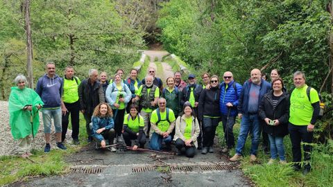 El alcalde de Mañón recibió a los caminantes, en domingo, en la ponte do Porto, límite con el municipio de O Vicedo