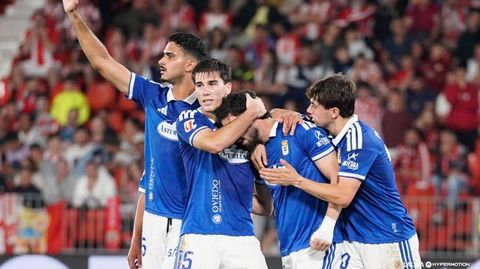 Los jugadores del Oviedo celebran uno de los goles al Almer�a