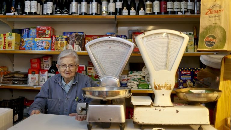 Este ultramarinos de A Coruña cumple 70 años de historia con su dueña tras el mostrador
