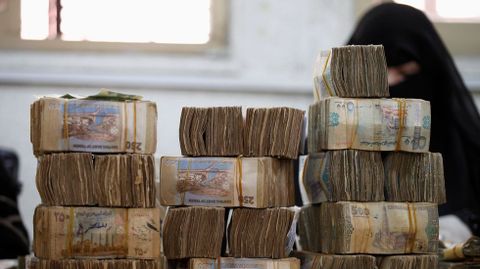 Varias pilas de dinero se amontonan en el Banco Central de Yemen