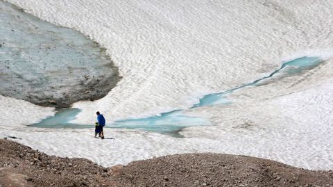 Un hombre y un nio caminan por el glaciar Schneeferner en Alemania, en la montaa ms alta situada en el sur del pas. 