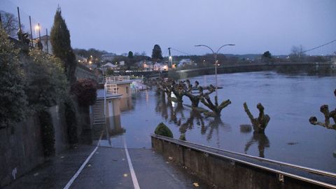 Varios accesos al río quedaron cortados.