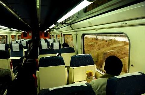 En la fotografa, vista interior de uno de los trenes que unen Ferrol y A Corua.