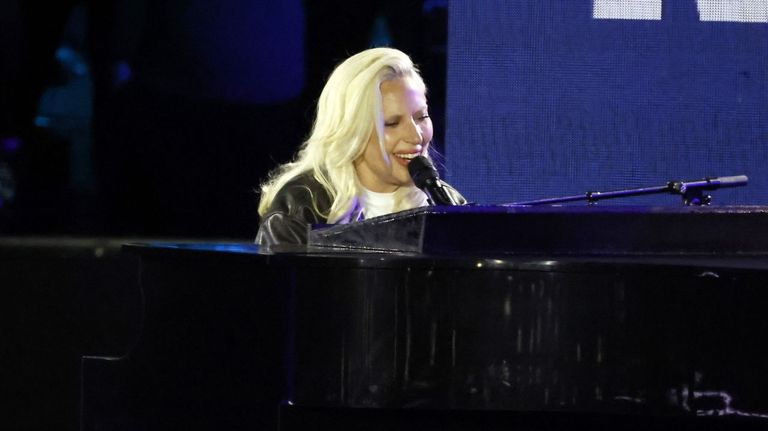 Lady Gaga detiene su concierto en Tokio para condenar la política migratoria de Trump: «Las familias están siendo atacadas sin piedad por el ICE»