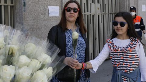 dia de la madre.El Concello de Ourense agasaj a las madres con rosas blancas