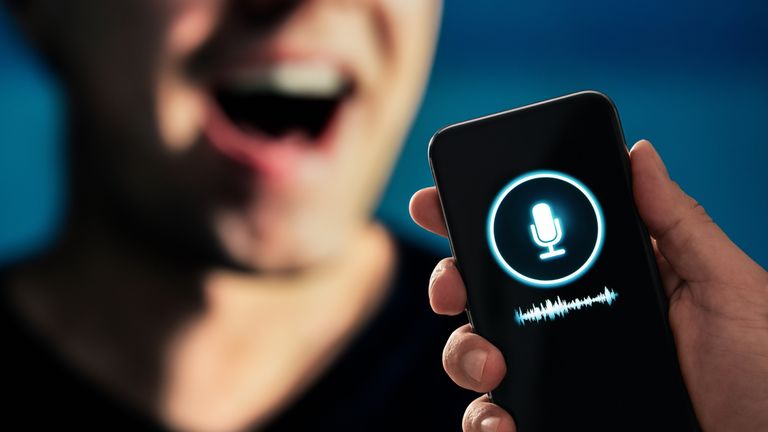 Cómo desenmascarar una llamada generada por IA: «Nuestra voz es un rasgo biométrico que tenemos que proteger»