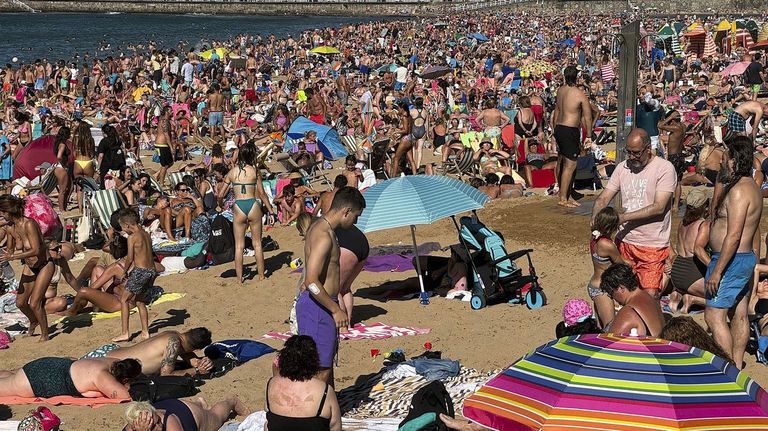 Bañistas en una playa de San Lorenzo (Gijón)