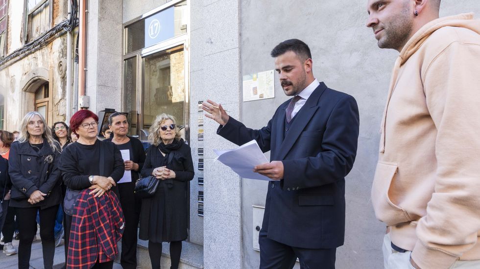 Un intre da ruta por Carballo seguindo os pasos de C�ndido Gonz�lez Tiradas. Na imaxe, Hadri�n Garc�a, gu�a, na s�a intervenci�n teatralizada 