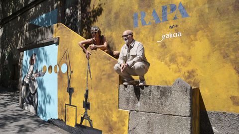 Javier Cámara y Mónica López, este miércoles en el barrio de Canido, junto a una Menina. 