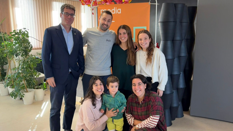 Parte del equipo de MediaLab junto a Mael y su familia