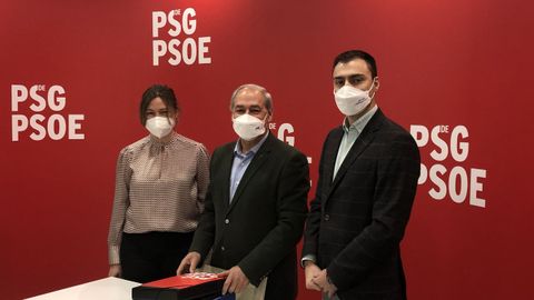 Tom (en el centro) present los avales en la sede del PSdeG-PSOE en Santiago