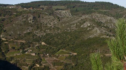 Desde el mirador de O Duque se aprecia la ubicacin de la aldea (abajo) en una ladera escarpada