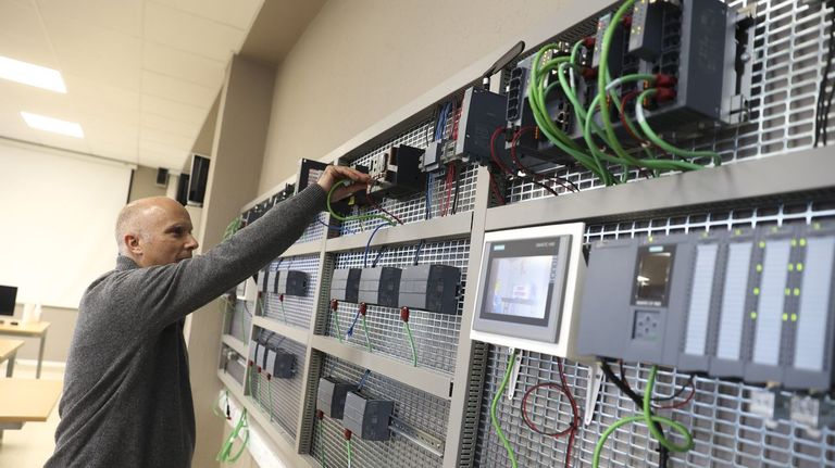 Aula del máster de ciberseguridad en el CIFP Politécnico de Santiago