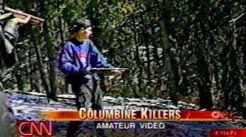 Secuencia de vdeo de los autores de la masacre de Colorado en 1999