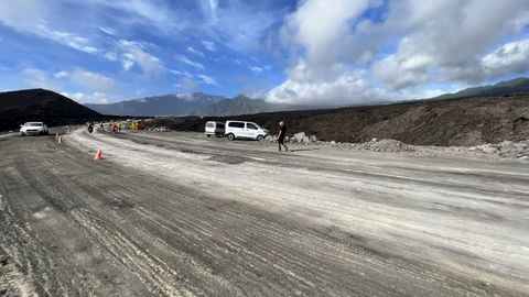Obras en la carretera sobre la lava, de La Laguna a Las Norias (algo más de 3,5 kilómetros), con el mar al fondo.