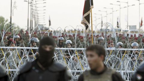 Las fuerzas de seguridad iraques se renen durante una manifestacin en las calles de Bagdad.