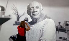 Una visitante fotografiando, ayer, el gran retrato de Picasso que recibe al pblico en la exposicin que le dedica el Grimaldi Forum de Mnaco.