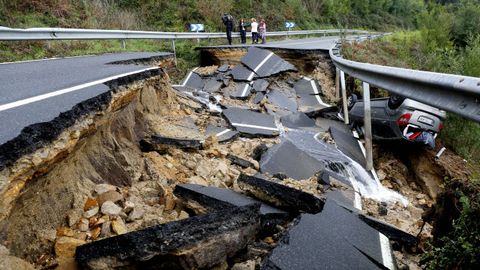 La carretera de Campañó, la EP-0017, se hundió esta pasada semana a causa de las intensas lluvias