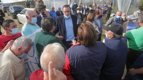 El delegado territorial, Javier Arias y la conselleira de Medio Ambiente, Ángeles Vázquez, junto a los manifestantes