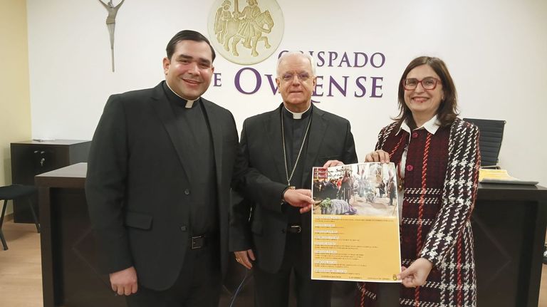 El párroco de Oímbra, Freddy José Marcano, el obispo de Ourense, Leonado Lemos y la alcaldesa, Ana María Villarino