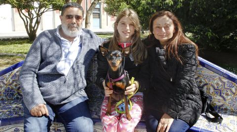 Enrique Iglesias, con su mujer y la joven ucraniana que tiene acogida desde hace años en su casa.