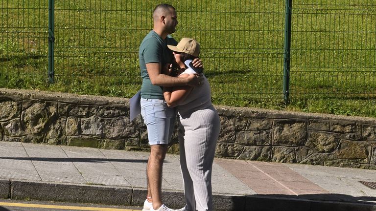 Los dos detenidos por la muerte violenta de un familiar cuyo cadáver fue hallado el miércoles enterrado en una finca ubicada en la parroquia de Granda, en el concejo asturiano de Siero