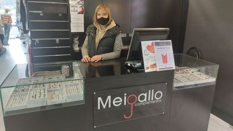 Silvia Fernández, de la tienda Meigallo, continuará empleando la mascarilla para protegerse y proteger a los demás