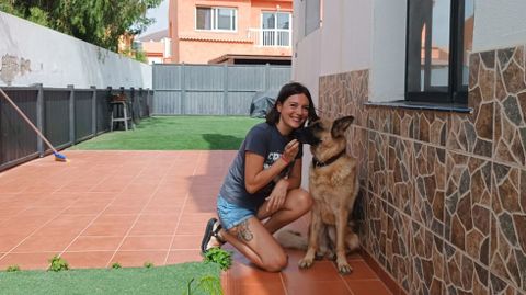 Lassy, en el nuevo hogar que le dio en Canarias esta familia de Noia.