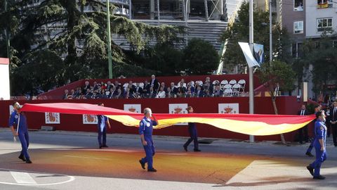 Varias soldados portan la bandera de España
