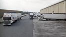 El trasiego de camiones en la central logística de Lidl fue constante durante la jornada de ayer