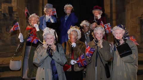 La reina Isabel II de Inglaterra, clonada en este grupo que salió en la noche de comadres de Ourense.