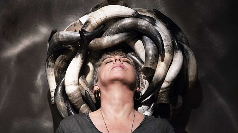 A artista Pamen Pereira cunha das súas creacións