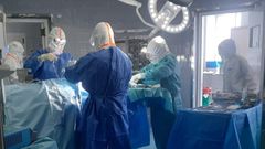 Un equipo de neurociruga operando a un paciente infectado con SARS-CoV-2