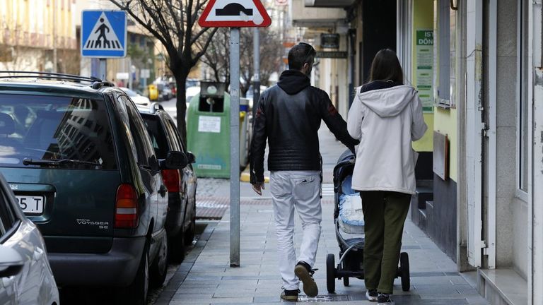 Una pareja con un carrito de bebé, en imagen de archivo