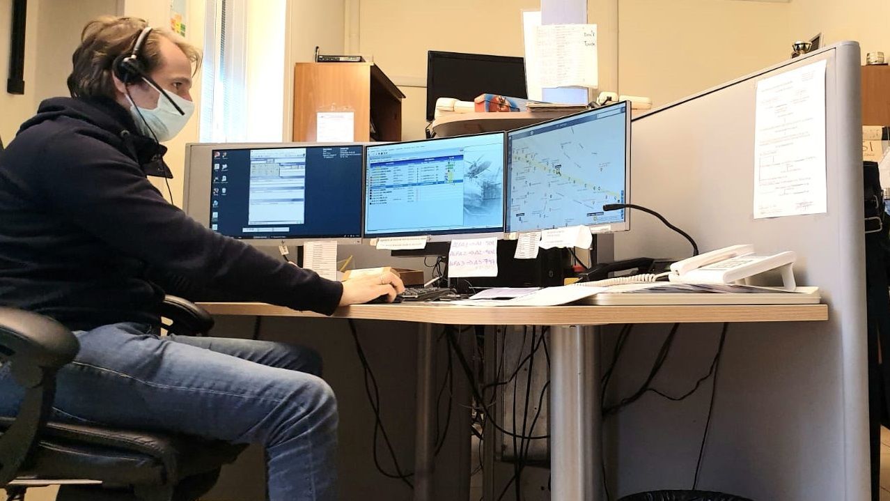 �Adios r�os, adi�s fontes� cantado e tocado ao chelo dende Basilea�por una int�rprete de Sanxenxo.Mercer�a Lans en la calle Santiago de guayaquil