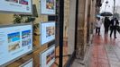 Carteles que anuncian viviendas en una inmobiliaria de Ourense