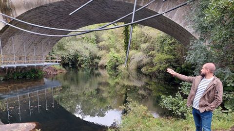 El concejal Ivn Puentes muestra la nueva pasarela que conecta las sendas del Lrez y del Almofrei