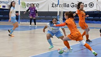 La jugadora del Marn Caf disputa un baln en un partido reciente contra el Burela en A Raa