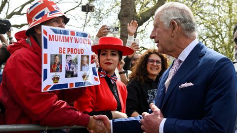 El rey Carlos III saluda a los ciudadanos que estaban alrededor del palacio de Buckingham para presenciar la recepcin de los invitados extranjeros