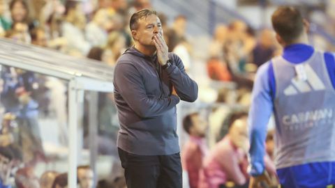 Cristóbal en A Malata en su partido 99 como técnico del Racing frente al Real Zaragoza.