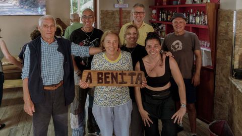 Benita López, con su hijo Davide y su marido David, acompañados de familiares y amigos, en la celebración del 50 aniversario de la apertura de la cafetería A Benita de Bande.