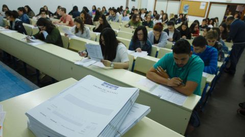 Estudiantes en el primer examen de selectividad en Santiago de Compostela